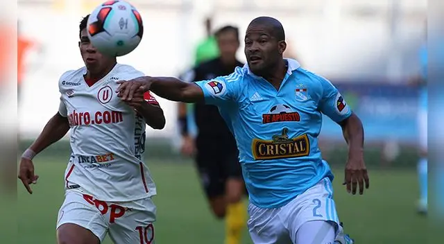 Alberto Rodríguez disputa un balón en un Cristal-Universitario. Alberto Rodríguez disputa un balón en un Cristal-Universitario.