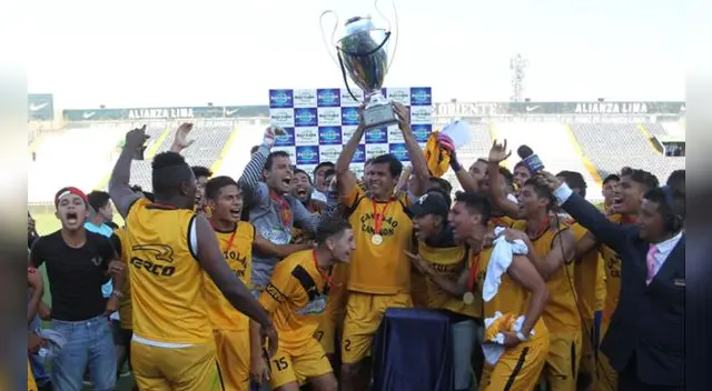 Cantolao celebra el título de Segunda División en Matute.