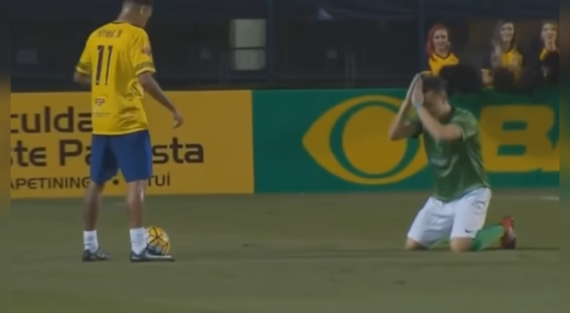 Neymar hizo caso omiso a las súplicas de este jugador y lo dejó en rídiculo a punta de amagues.