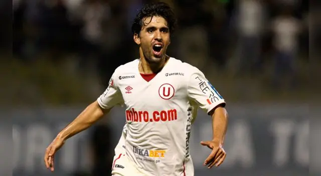Juan Diego Gutiérrez celebra un gol a César Vallejo en el Mansiche.