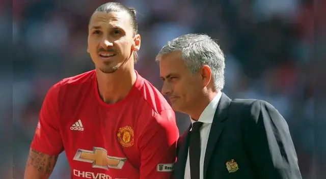 Zlatan Ibrahimovic y José Mourinho conversan durante un partido del Manchester United. Zlatan Ibrahimovic y José Mourinho conversan durante un partido del Manchester United.
