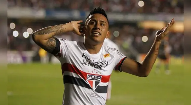 Christian Cueva celebra su gol al Corinthians en el Morumbí.