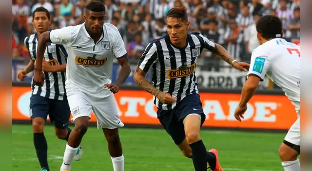 Paolo Guerrero conduce el balón ante Carlos Ascues en la edición del 2014.