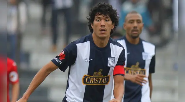 Óscar Vílchez durante un partido con Alianza Lima.
