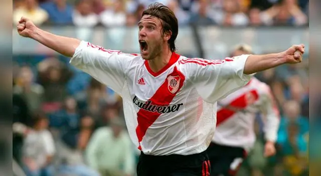 Fernando Cavenaghi debutó en River Plate en el 2001. Fernando Cavenaghi debutó en River Plate en el 2001.