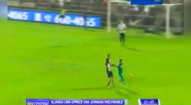 Paolo Guerrero se molestó con Christian Cueva y lo tiró al piso.