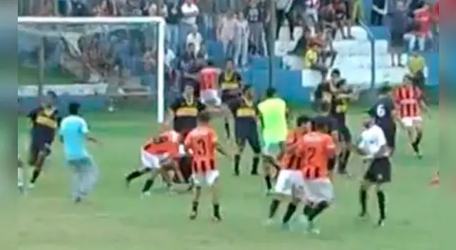 Jugadores de Conventos y Boca Juniors se pelean en el campo.