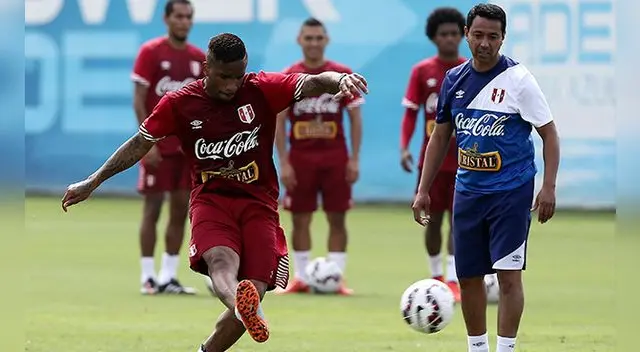 Jefferson Farfán ensaya un remate de tiro libre ante la vista de Nolberto Solano.
