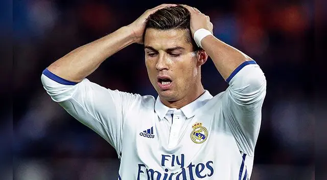 Cristiano Ronaldo se lamenta una ocasión fallida con el Real Madrid en la final del Mundial de Clubes.