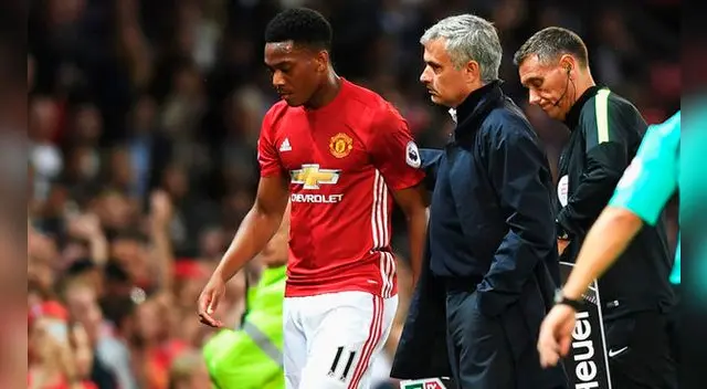 José Mourinho le da una indicación a Anthony Martial. José Mourinho le da una indicación a Anthony Martial.