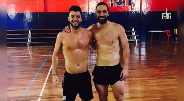 Gonzalo Higuaín no tenía el abdomen marcado y optó por "dibujárselo" con un programa de retoque. Gonzalo Higuaín no tenía el abdomen marcado y optó por "dibujárselo" con un programa de retoque.
