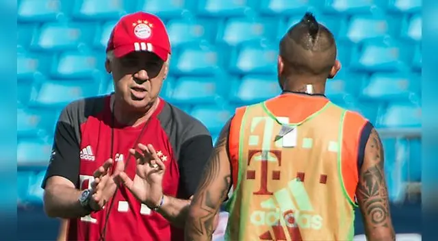 Carlo Ancelotti da una indicación a Arturo Vidal Carlo Ancelotti da una indicación a Arturo Vidal