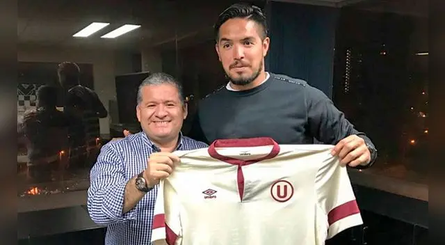 Juan Vargas junto a César Vento durante su presentación en Universitario.
