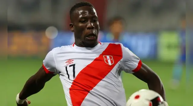 Luis Advíncula controla un balón durante el Perú-Brasil.