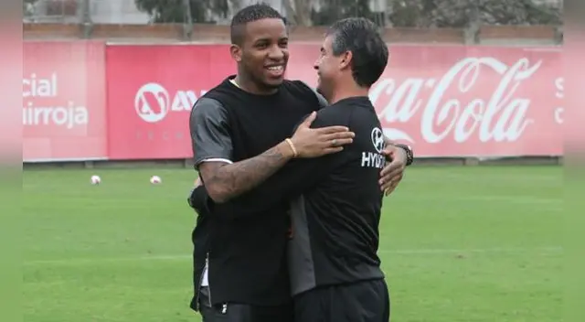 Jefferson Farfán abraza a Pablo Bengoechea en la Videna.
