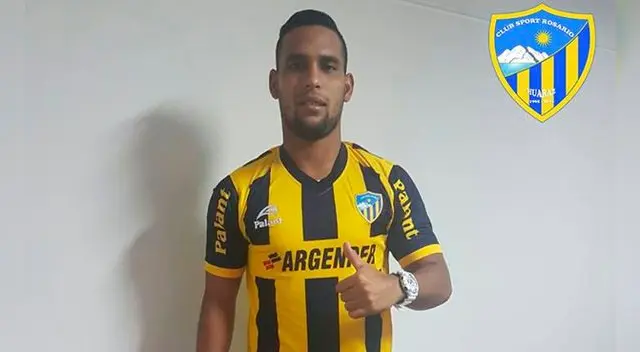 Jerson Reyes posa tras renovar contrato con Sport Rosario.