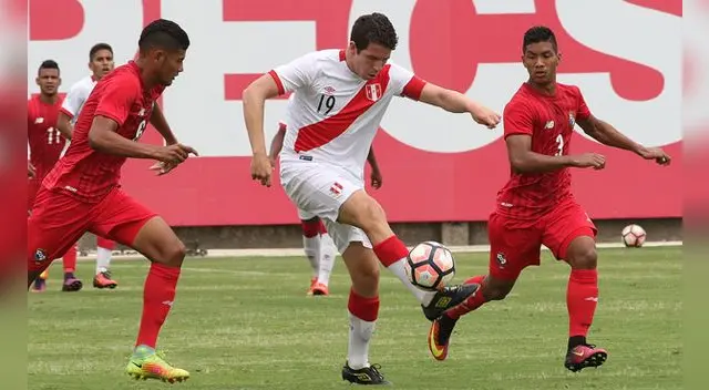 Adrián Ugarriza enfrenta a dos jugadores de Panamá en amistoso en la Videna. Adrián Ugarriza enfrenta a dos jugadores de Panamá en amistoso en la Videna.