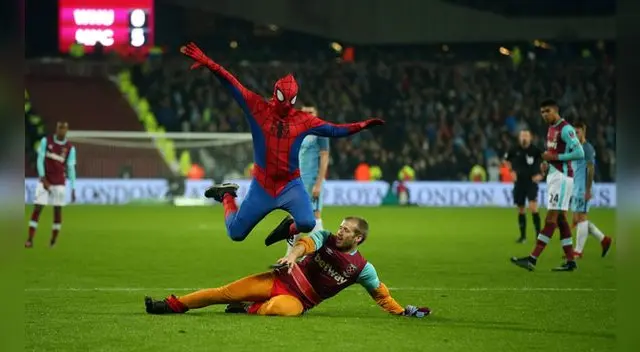 Durante el partido por la Copa FA, un aficionado disfrazado de Spiderman invadió el campo de juego y se robó el show. Durante el partido por la Copa FA, un aficionado disfrazado de Spiderman invadió el campo de juego y se robó el show.