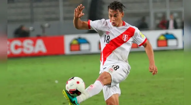 Cristian Benavente controla un balón en el Perú-Ecuador por Eliminatorias. Cristian Benavente controla un balón en el Perú-Ecuador por Eliminatorias.