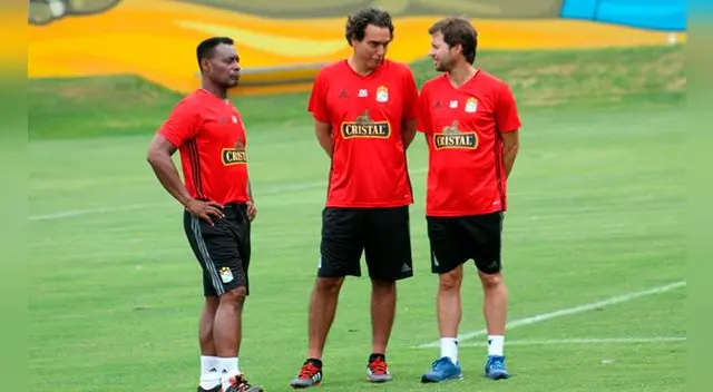 'Chemo' del Solar junto a su comando técnico en el inicio de la pretemporada de Sporting Cristal.