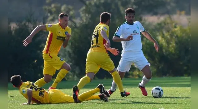 Claudio Pizarro enfrenta a tres rivales del Karlsruher. Claudio Pizarro enfrenta a tres rivales del Karlsruher.