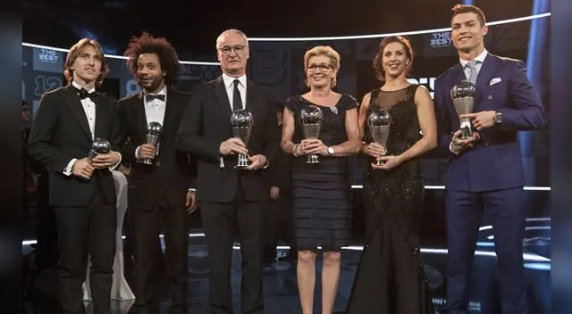 Modirc, Marcelo, Claudio Ranieri, Silvia Neid, Carli Lloyd y Cristiano Ronaldo al final de la ceremonia. Fuente: EFE