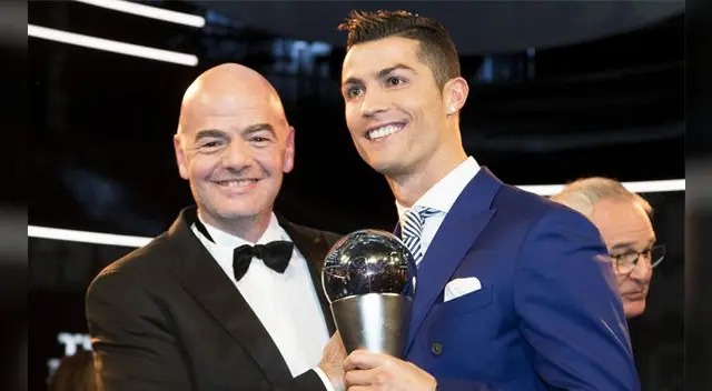 Cristiano Ronaldo posando con su galardón junto al presidente de la FIFA, Gianni Infantino. Fuente: EFE