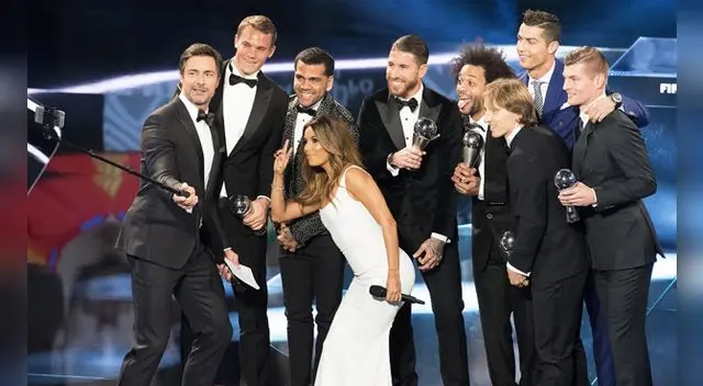 El once ideal del año fue Neuer; Dani Alves, Piqué, Sergio Ramos, Marcelo; Modric, Kroos, Iniesta; Lionel Messi, Luis Suárez y Cristiano Ronaldo. Fuente: EFE