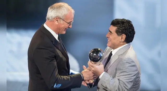 Diego Armando Maradona fue el encargado de entregar el Premio al mejor entrenador del año. Fuente: EFE
