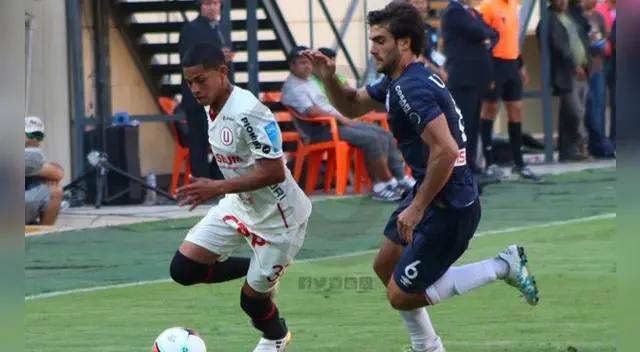 Kevin Quevedo enfrenta a Álvaro Ampuero durante un "U"-San Martin.