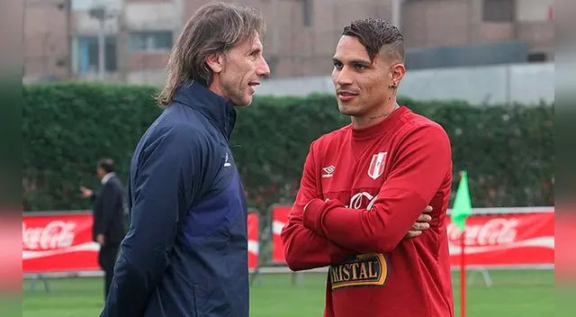 Ricardo Gareca y Paolo Guerrero durante un entrenamiento de la Selección Peruana.