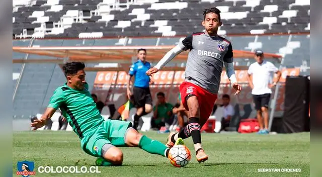 Christofer Gonzales enfrenta a un rival de Audax Italiano.