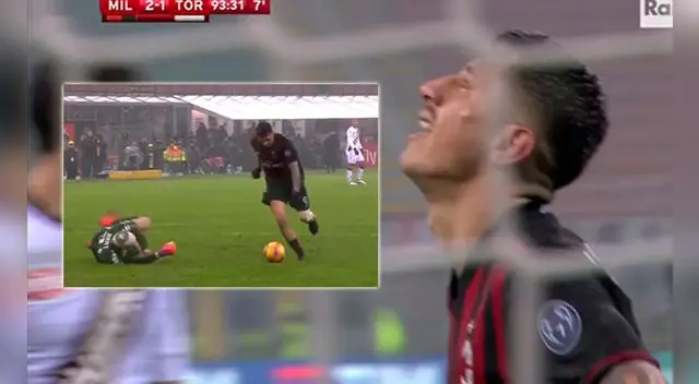 Gianluca Lapadula se lamenta la gran ocasión de gol que falló con el AC Milan.