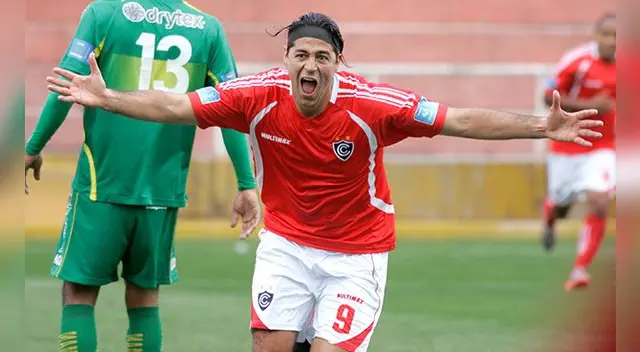 Sergio Ibarra celebra un gol durante su etapa en Cienciano.
