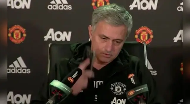Un teléfono celular sonó en plena conferencia de José Mourinho y así reaccionó el portugués. 