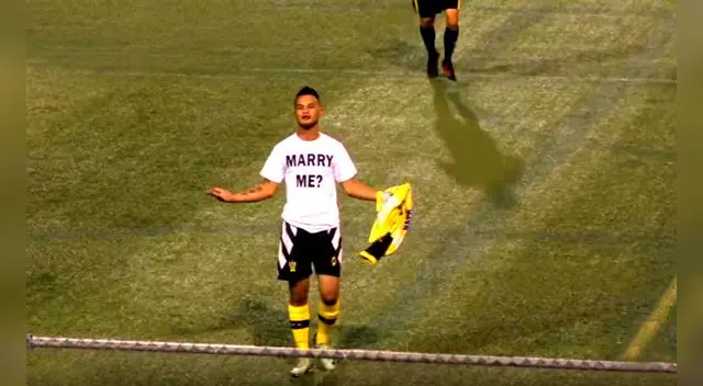 YouTube: futbolista le pide matrimonio a su novia en pleno partido y el árbitro reacciona así. YouTube: futbolista le pide matrimonio a su novia en pleno partido y el árbitro reacciona así.