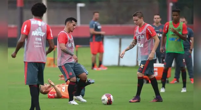 Miguel Trauco sorprendió por su rudeza en los entrenamientos del Flamengo.
