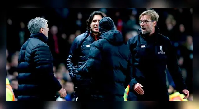 José Mourinho y Jurgen Klopp protagonizaron una pelea en el Manchester United vs. Liverpool.