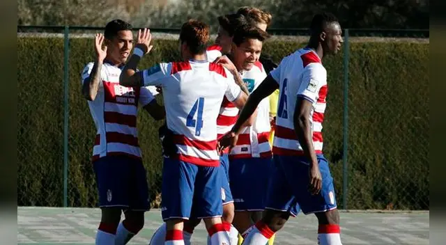 Sergio Peña celebra con sus compañeros con uno de sus goles con el Granada. Sergio Peña celebra con sus compañeros con uno de sus goles con el Granada.