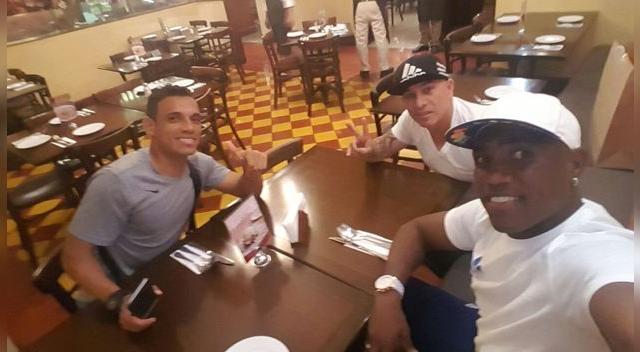 el venezolano arquímedes figuera y el panameño luis tejada para arriba y abajo juntos. el venezolano arquímedes figuera y el panameño luis tejada para arriba y abajo juntos.
