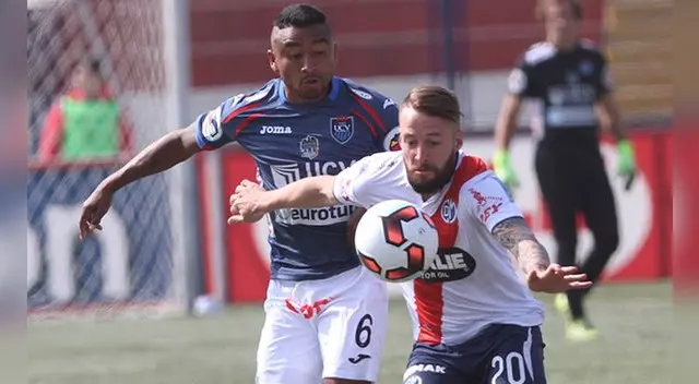 Antonio Gonzales disputa un balón con Pablo Lavandeira.