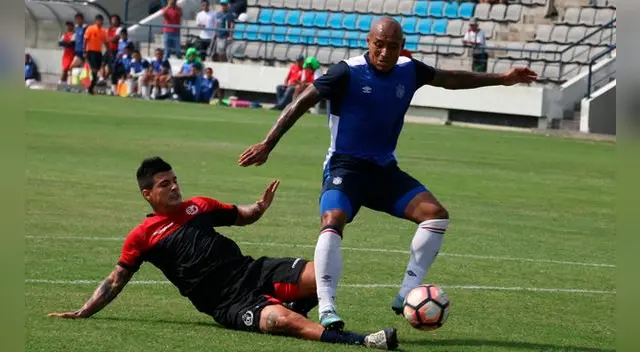 Jesús Chávez disputa un balón con Armando Alfageme.