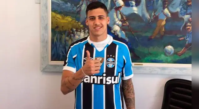 Beto da Silva posa con la camiseta de Gremio de Porto Alegre.