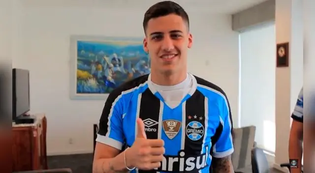 Beto da Silva posa con la camiseta de Gremio de Porto Alegre.