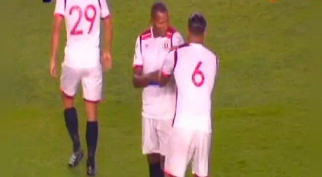 En el Universitario vs. Universidad Católica, Juan Manuel Vargas le dio la banda de capitán a John Galliquio. En el Universitario vs. Universidad Católica, Juan Manuel Vargas le dio la banda de capitán a John Galliquio.