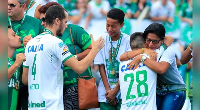 Familiares de los fallecidos del Chapecoense asistieron al primer partido del 2017 ante Palmeiras. Fuente: EFE