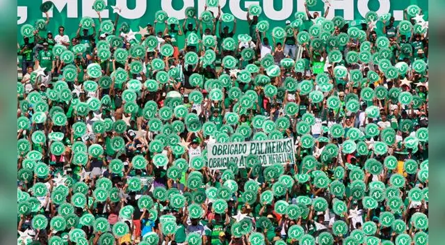 El estadio estuvo repleto y se vivió un momento emotivo en la antesala del encuentro. Fuente: EFE