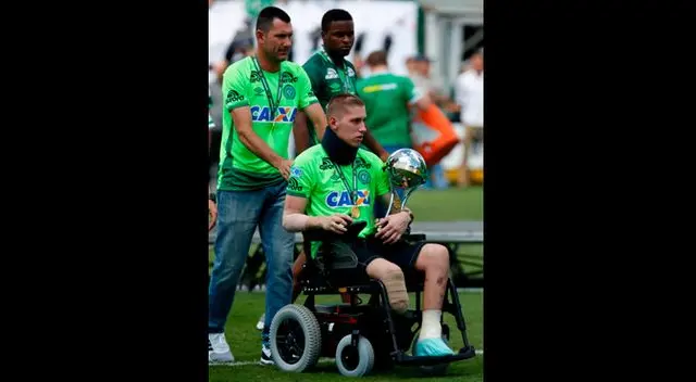 Jackson Follmann llegó al Arena Condá en silla de ruedas. Foto EFE