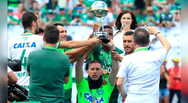 Helio Neto, Rivaldo, Jackson Follmann y Alan Ruschel levantaron la Copa Suadamericana. Fuente: 