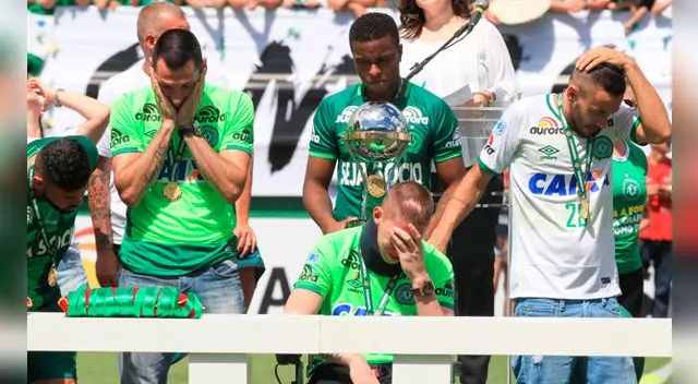 Los jugadores del Chapecoense que vivieron la tragedia aérea en carne viva no aguantaron las lágrimas. Fuente: EFE